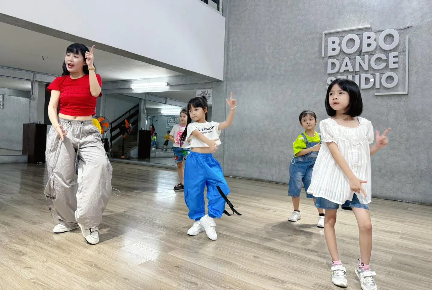 Top 12 Trung Tâm Dạy Nhảy Hiện Đại TPHCM Uy Tín và Chuyên Nghiệp Học viên Studio Nhảy Bobo thể hiện sự tự tin và năng động trong các động tác vũ đạo, dưới sự hướng dẫn của giáo viên