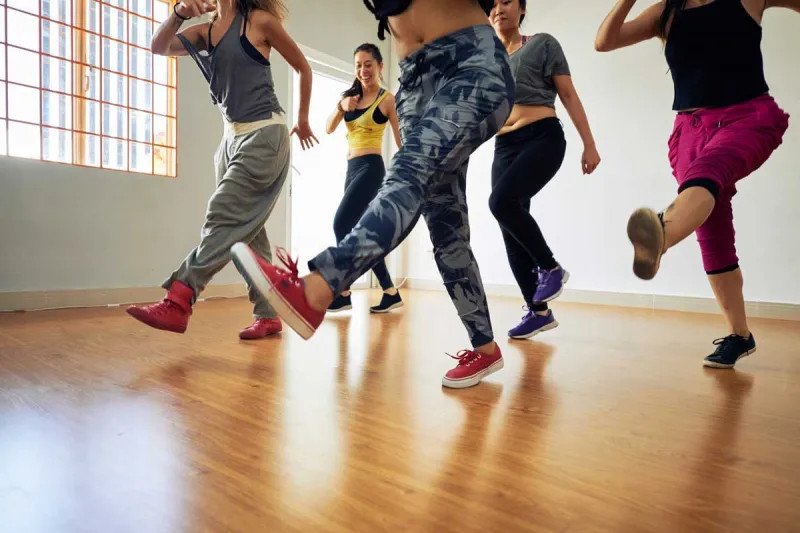 Top 12 Trung Tâm Dạy Nhảy Hiện Đại TPHCM Uy Tín và Chuyên Nghiệp Học viên Goldstar Dance Club cùng nhau tạo dáng sau buổi tập, thể hiện tinh thần đồng đội và niềm đam mê nhảy múa