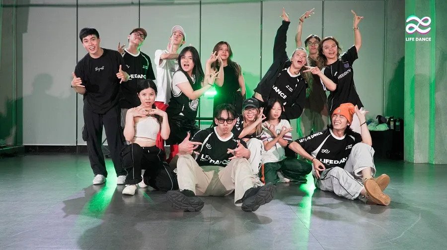 Top 12 Trung Tâm Dạy Nhảy Hiện Đại TPHCM Uy Tín và Chuyên Nghiệp Các vũ công Life Dance trình diễn những động tác mạnh mẽ và đầy cảm xúc, thể hiện cá tính riêng biệt
