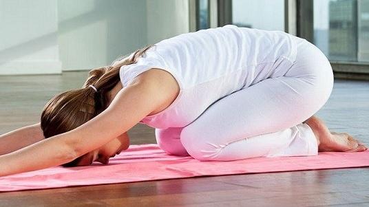 Tư thế yoga em bé giúp thư giãn và giãn cơ cho người mới tập